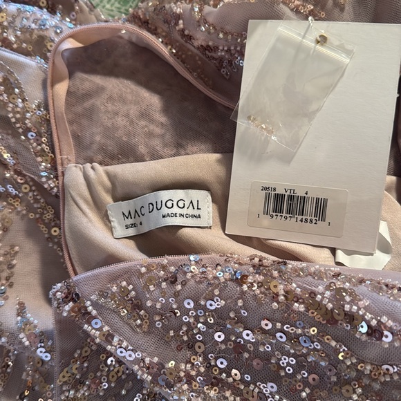 MAC DUGGAL
Sleeveless Embellished Boat Neck Gown - Picture 14 of 15